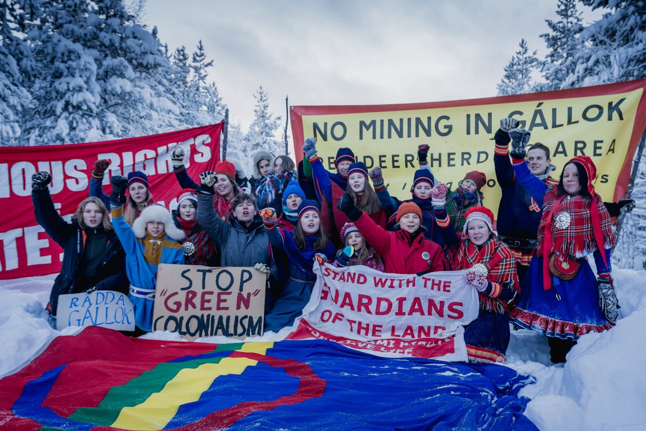 Klimaatactivist Greta Thunberg (derde van rechts, eerste rij) voerde februari 2022 actie met Sami tegen ijzerertswinning in Noord-Zweden.