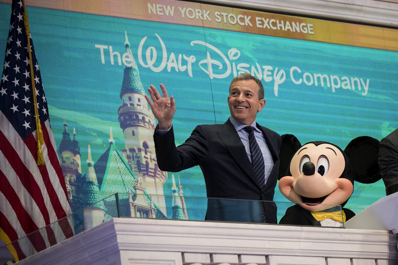 Bob Iger in 2017, bij het 60-jarig jubileum van Disney als beursgenoteerd bedrijf. Onder zijn leiding groeide Disney, onder andere door de overname van Pixar en Marvel, en kreeg het mediaconcern een eigen streamingdienst.