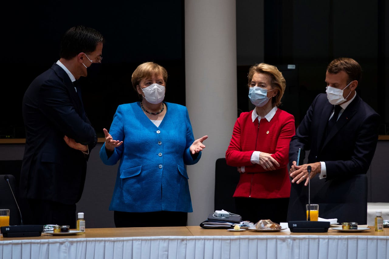 Premier Rutte (l) luistert naar de Duitse bondskanselier Angela Merkel (tweede van links), in aanwezigheid van Commissievoorzitter Ursula von der Leyen (tweede van rechts) en de Franse president Emmanuel Macron.