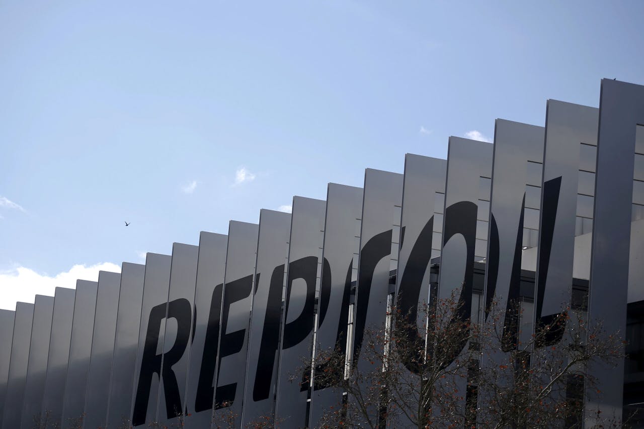 Het hoofdkwartier van Repsol in Madrid. Het bedrijf gaat de komende vijf jaar 30% van zijn investeringen doen op het terrein van groene energie.