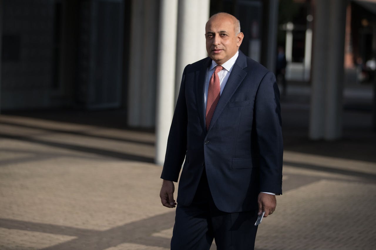 Guha wil na acht jaar plaatsmaken voor een nieuwe generatie in de top van de bank.