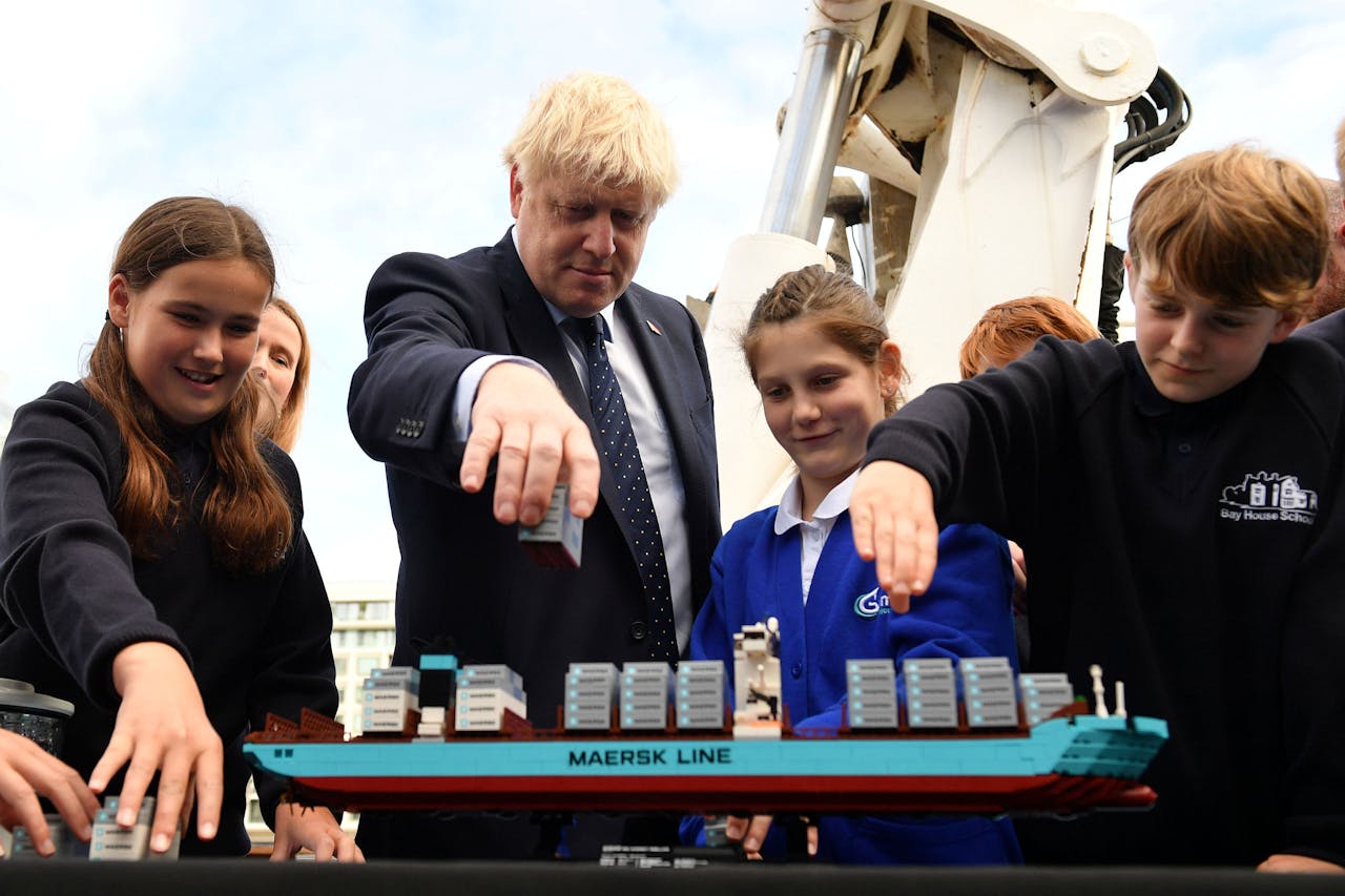 In een gesprek met schoolkinderen verwees premier Johnson naar zijn plannen voor een brug over de Ierse Zee.
