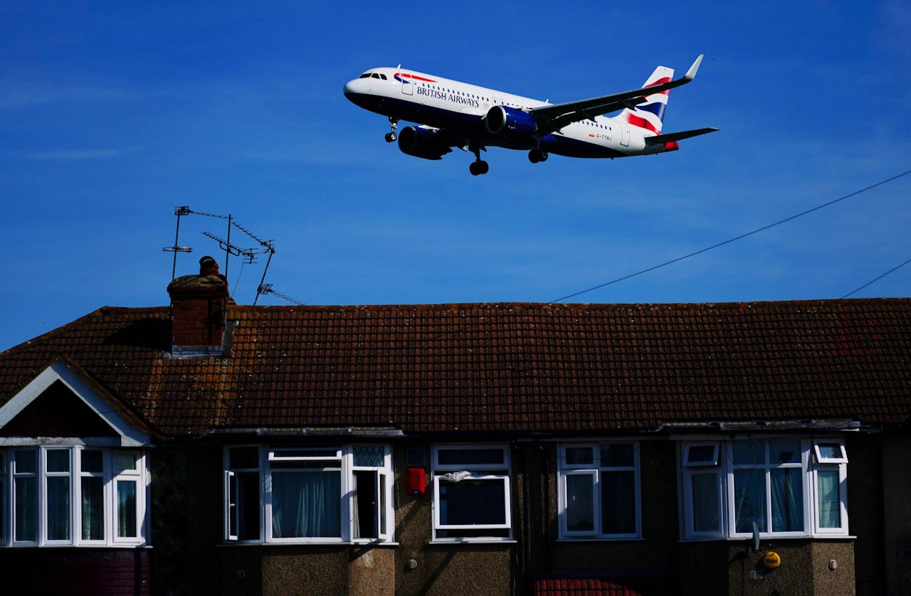 Het opschorten van luchtvaartverkeer tussen Europa en de VS woog afgelopen anderhalf jaar zwaar op de resultaten van British Airways.