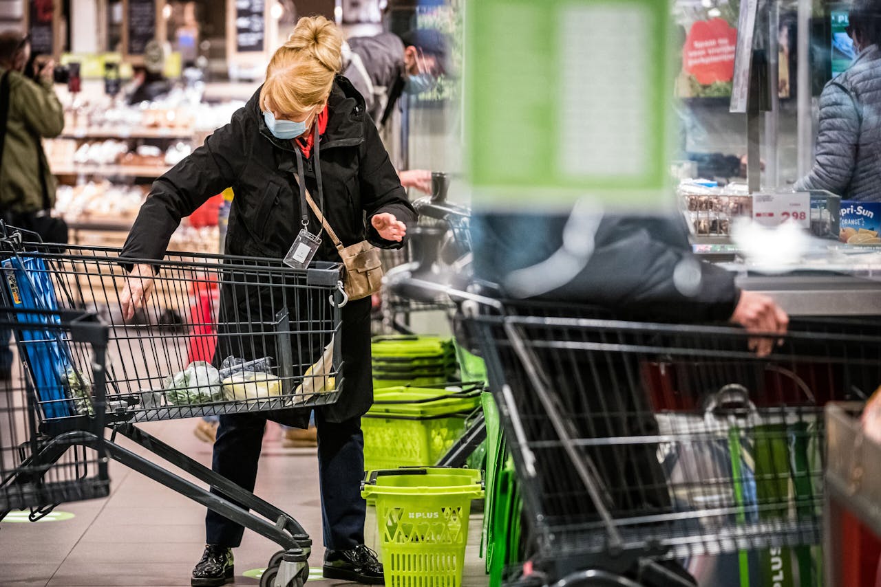 Bezoekers van supermarkten zien de prijzen van levensmiddelen al geruime tijd oplopen. De inflatie heeft in Nederland het hoogste niveau in bijna twintig jaar bereikt.