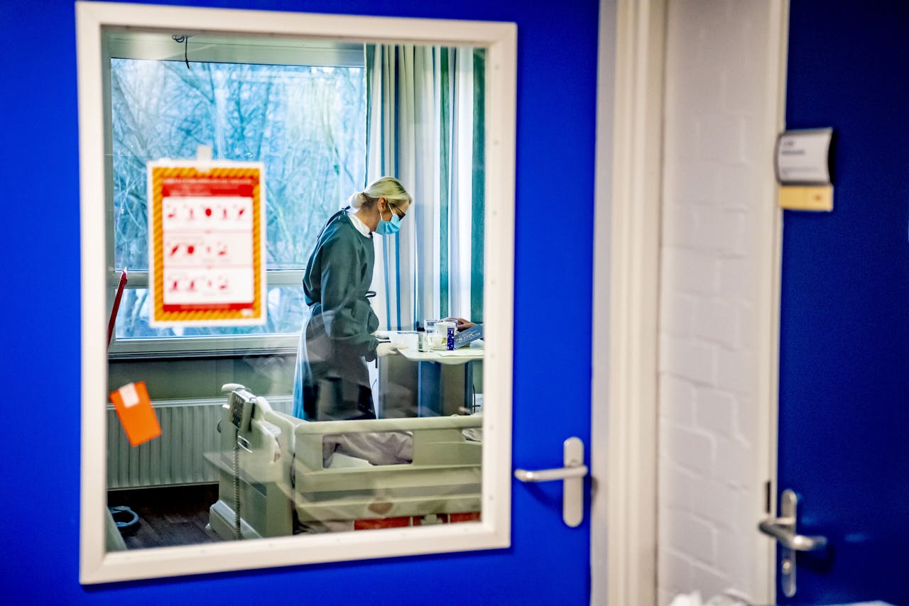 Corona-afdeling in het Albert Schweitzer ziekenhuis in Dordrecht. Volgens het Centraal Bureau voor de Statistiek stierven er dit jaar tot nu toe 13.000 mensen meer dan verwacht.