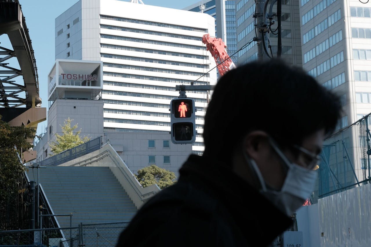 Het logo van Toshiba bij het hoofdkantoor van het concern in de Japanse stad Tokio.