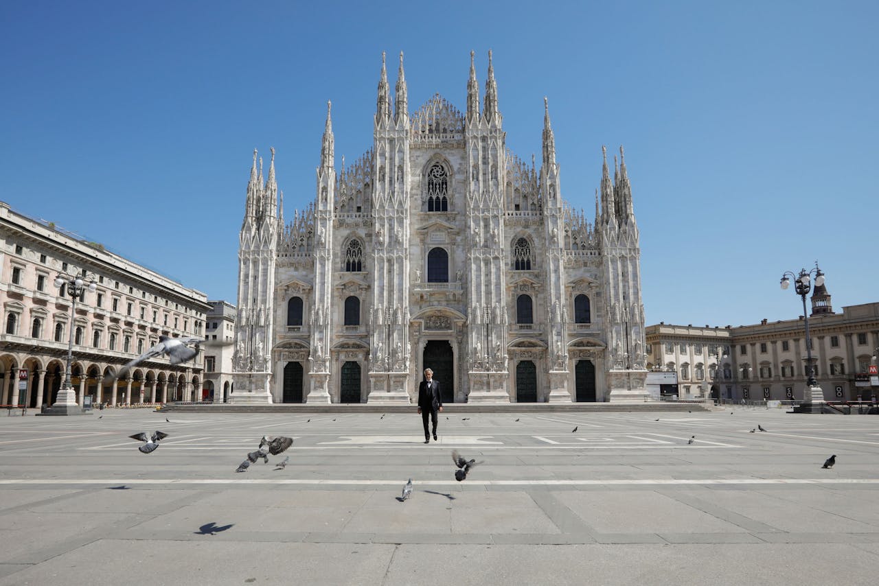 De Italiaanse operazanger Andrea Bocelli zong zondag op het verlaten plein voor de Dom in Milaan.