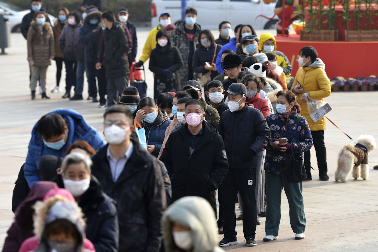 In Nanjing staan lange rijen mensen voor de apotheek om mondmaskers te kopen. Het coronavirus heeft in China tot meer dan 130 doden geleid, ongeveer 6000 mensen zijn besmet geraakt.