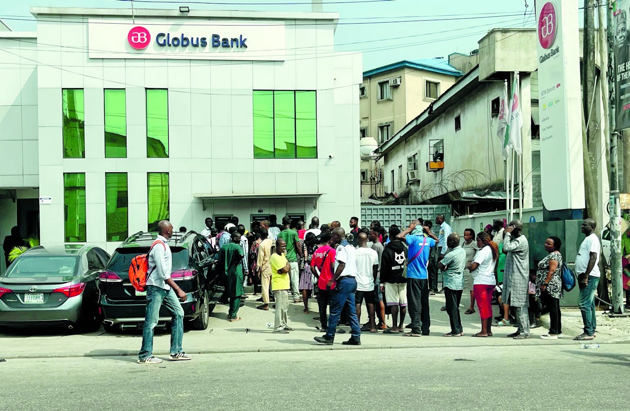 Klanten staan in de rij voor een bankautomaat in Lagos. De Nigeriaanse regering voert nieuwe bankbiljetten in, maar een tekort aan het nieuwe papiergeld zorgt voor onrust in het land waar grote hoeveelheden cash in omloop zijn.