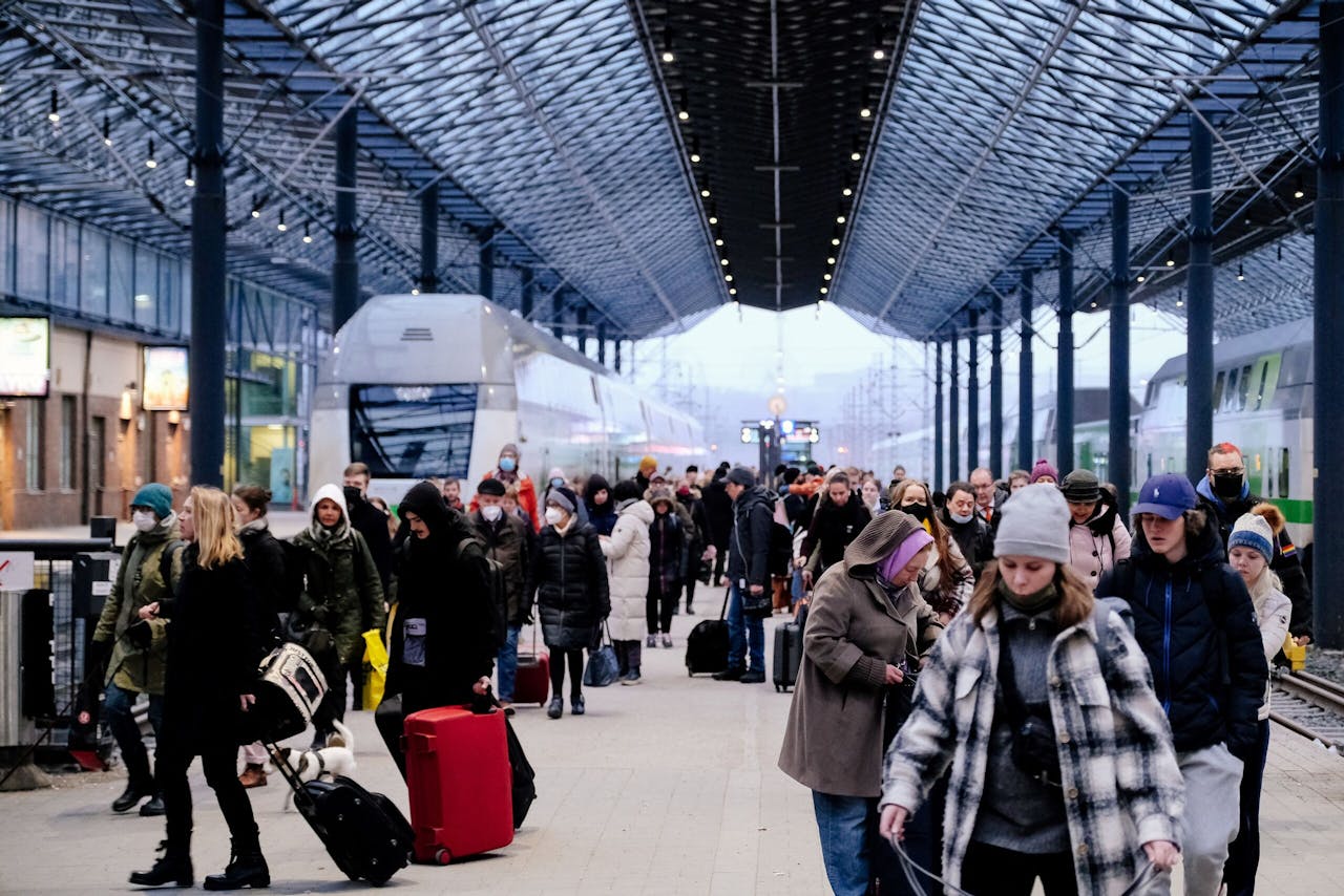 Reizigers uit Sint-Petersburg na aankomst op het centraal station in Helsinki, Finland. Sinds de gevechten in Oekraïne verlaten veel Russen hun land.
