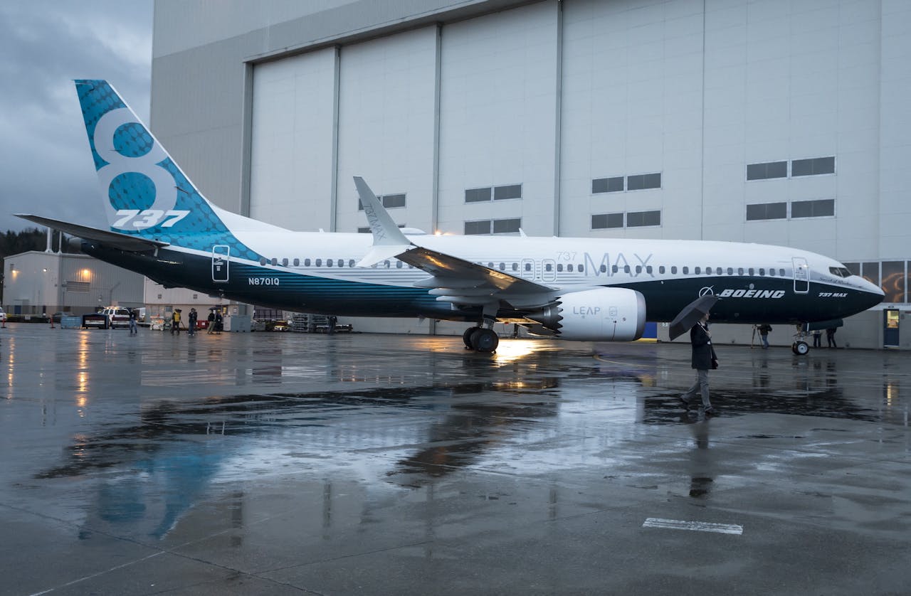 Een archieffoto uit 2015 van de eerste Boeing 737 MAX bij de Boeing-fabriek in Renton. Het toesteltype zou in 2018 en 2919 in Indonesië en Ethiopië tot twee crashes leiden waarbij 346 mensen om het leven kwamen.
