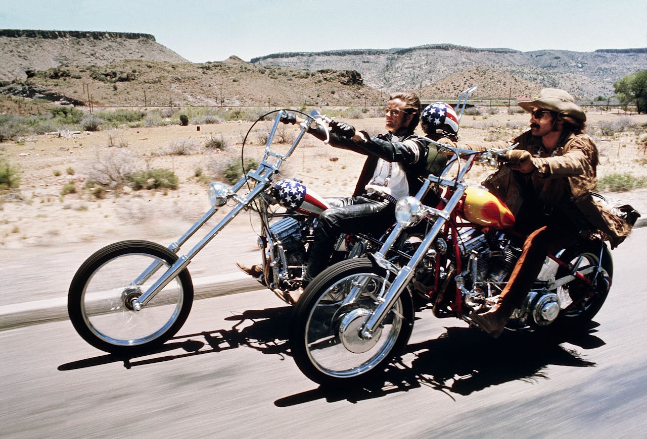 Peter Fonda en Dennis Hopper op hun tot chopper verbouwde Harley's in de film Easy Rider (1969). Harley stond lang bekend als het symbool van vrijheid en individualisme, maar de doelgroep vergrijst in rap tempo en de verkopen gaan omlaag.