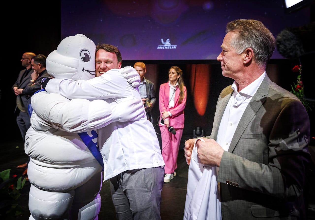 Winnaars Wouter Kik van Restaurant Codium en Jannis Brevet van Inter Scaldes tijdens de uitreiking van de Michelinsterren in het DeLaMar in Amsterdam.