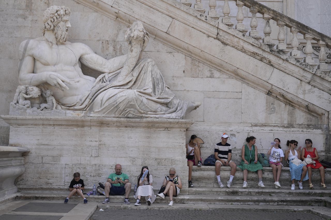 Bezoekers in Rome hebben de schaduw opgezocht. De toeristensector zal zich moeten aanpassen aan klimaatverandering.