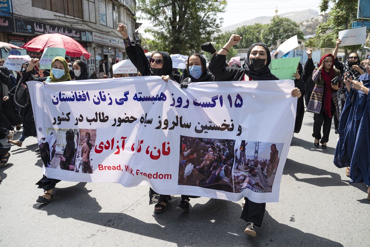 Afghaanse vrouwen protesteerden zaterdag in Kabul en riepen om 'brood, werk en vrijheid'. Taliban-strijders sloegen daarop op de vrouwen in en vuurden schoten in de lucht.