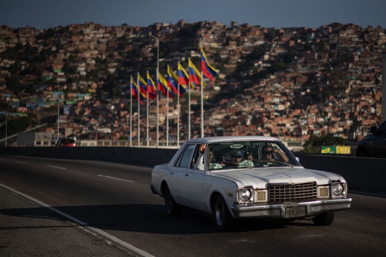 De straten in Caracas die na de exodus leeg waren, staan nu weer vol auto’s. Ook zie je er tientallen nieuwe winkels.