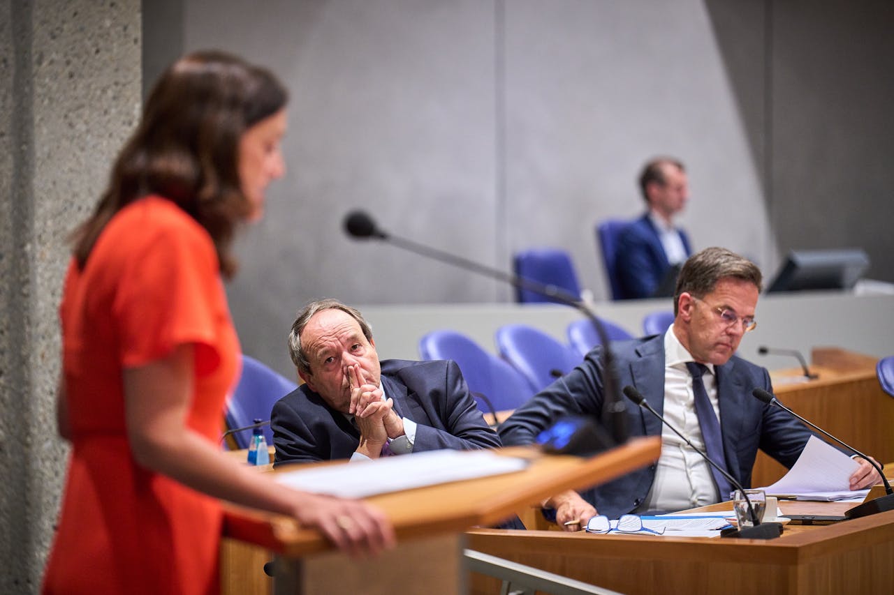 SP-Kamerlid Sandra Beckerman aan het woord tijdens het debat over het eindrapport van de parlementaire enquêtecommissie Groningen. Premier Mark Rutte en Hans Vijlbrief, staatssecretaris van Mijnbouw, kijken toe.