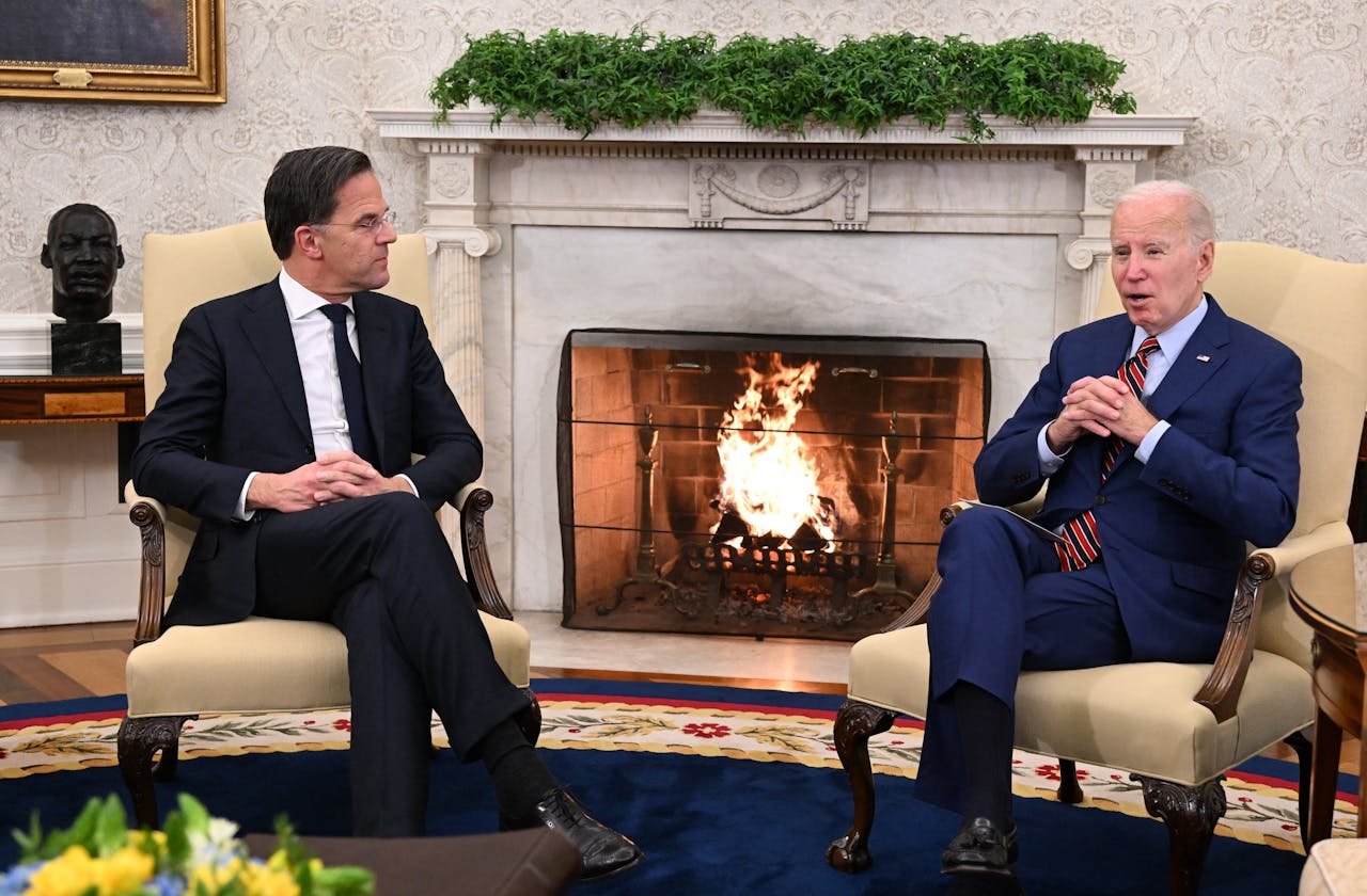 De Nederlandse premier Mark Rutte in gesprek met de Amerikaanse president Joe Biden op 17 januari.