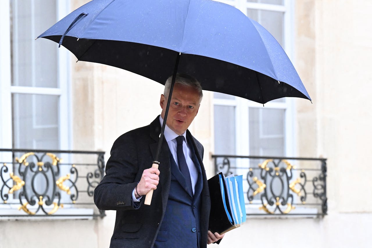 De Franse minister van financiën Bruno Le Maire verlaat het Élysée-paleis, de officiële residentie van president Emmanuel Macron die hij deze week vergezelt op zijn werkbezoek aan de VS .