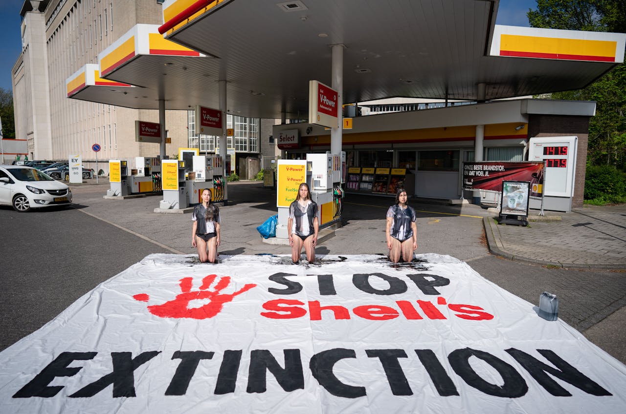Oliemaatschappijen als Shell worden via de rechter gedwongen hun uitstoot van broeikasgassen te verminderen. Maar financieel aantrekkelijk is het niet, nu de vraag en dus de prijs van fossiele brandstoffen hoog blijft.