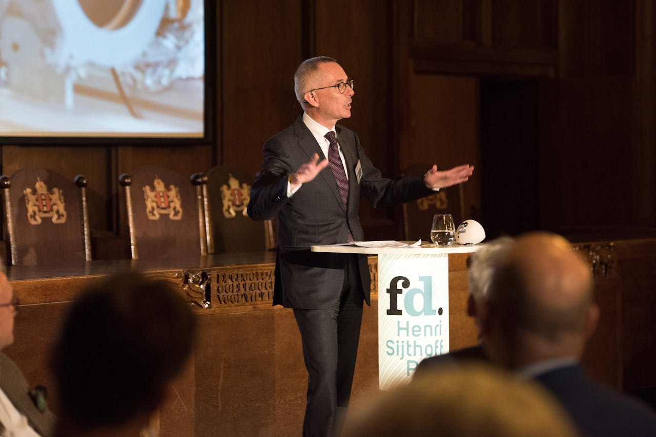 Roger Dassen, cfo van ASML, licht tijdens de bijeenkomst van de Sijthoff-prijs de noodzaak van technologische vernieuwing toe.
