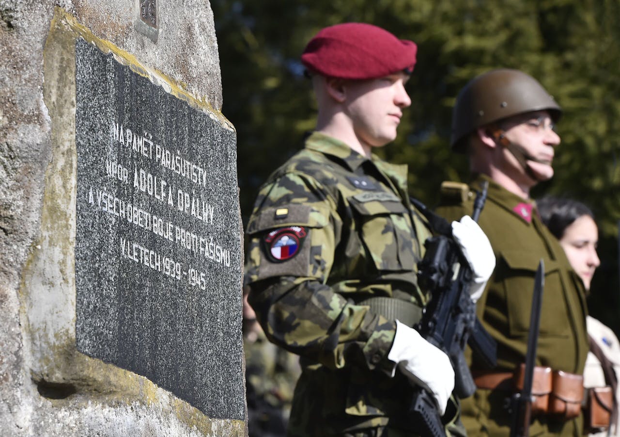 Een herdenking bij een monument voor de Tsjechische agenten die in 1942 in hun land met parachute landden met als doel de Duitse nazi Reinhard Heydrich te liquideren.