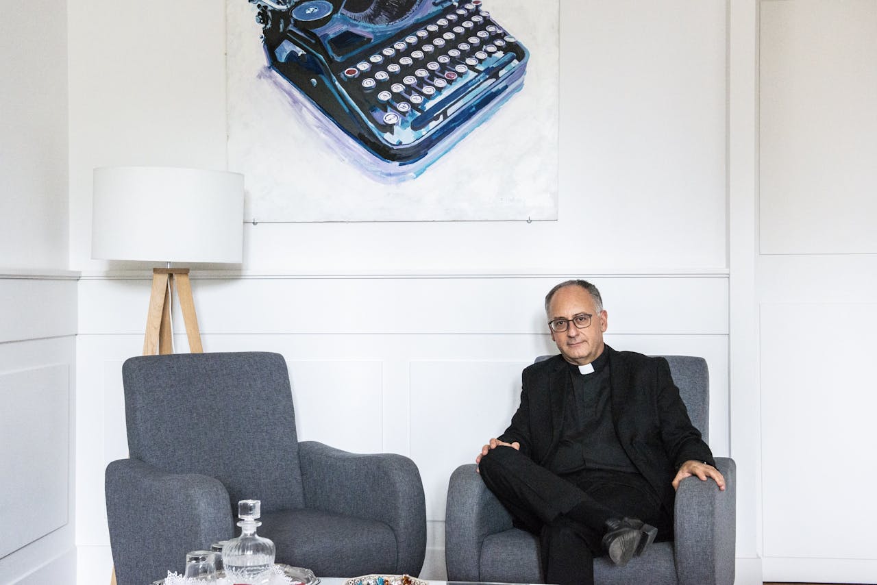 Antonio Spadaro in zijn werkkamer bij het jezuïtische tijdschrift La Civiltà Cattolica in de Villa Malta in Rome.