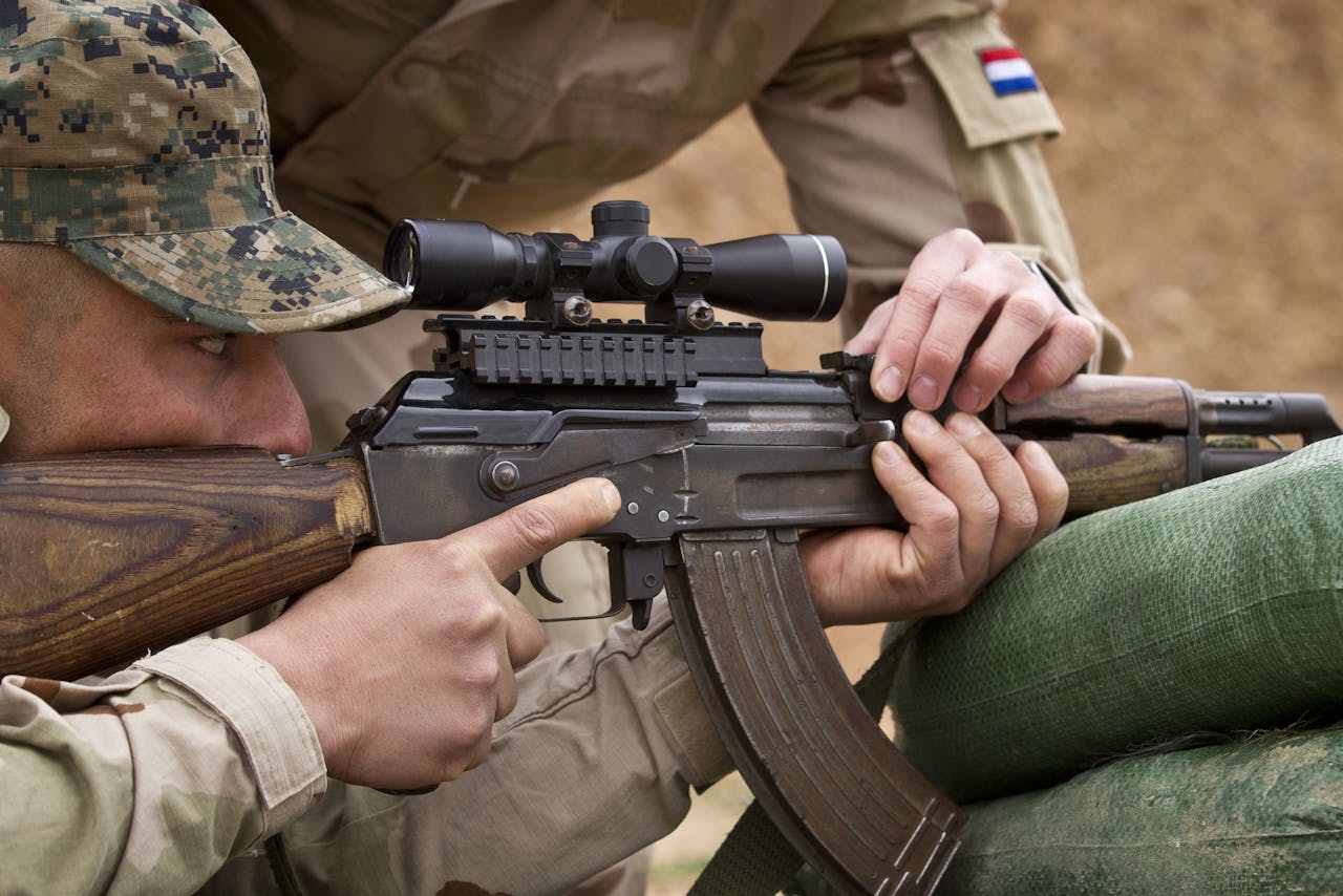 Nederlandse militairen leiden in Erbil, in Irak, veiligheidspersoneel op.