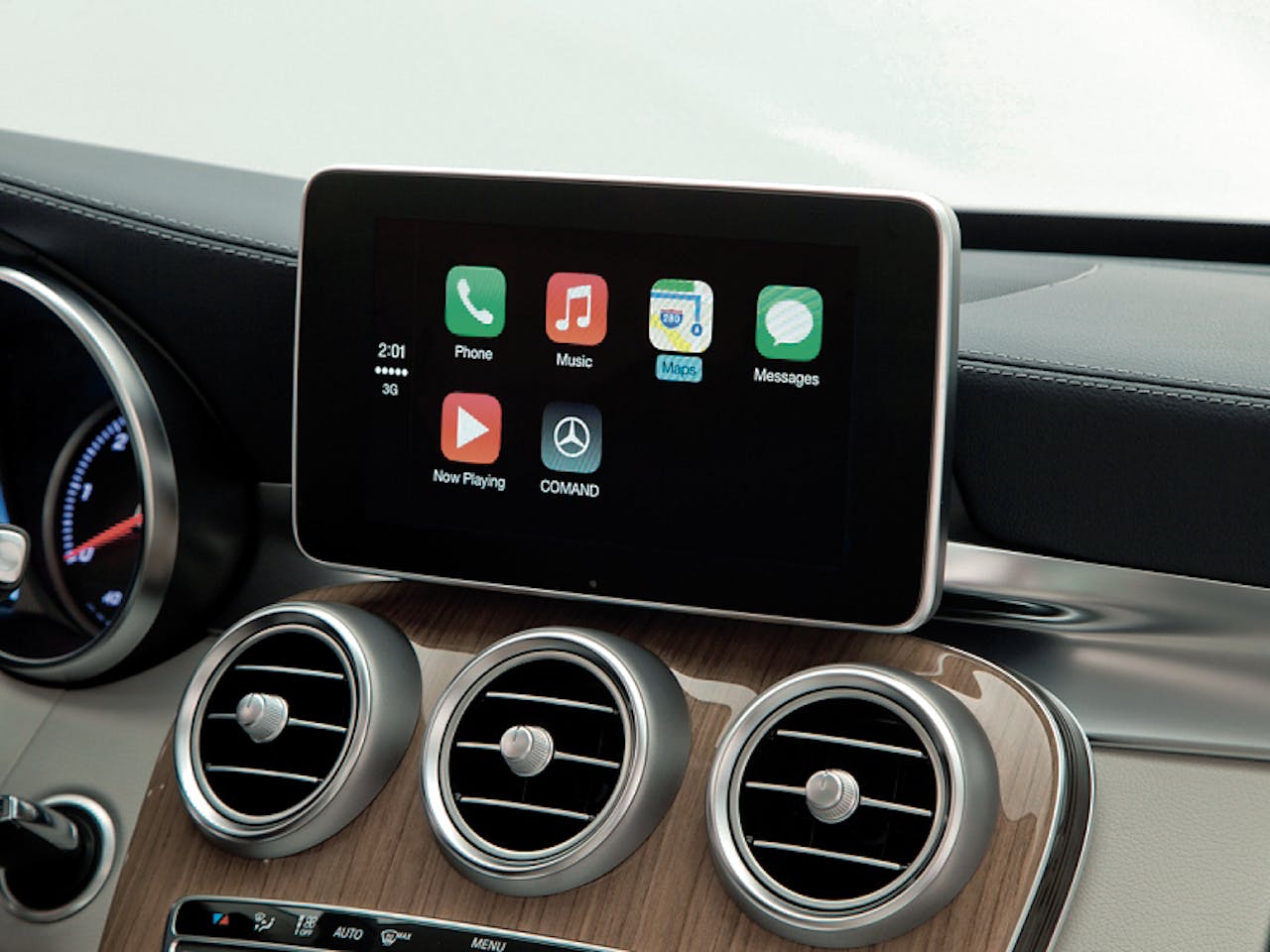 Apps  worden via wifi  gedeeld met de auto.