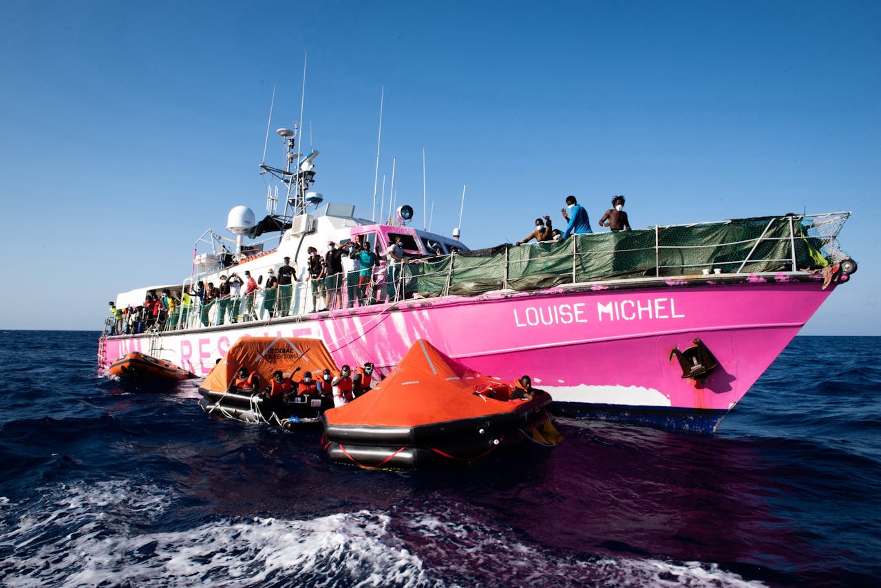 Eind maart werd een Duits reddingsschip van de hulporganisatie Louise Michel, beter bekend als de ‘Banksy-boot’, na een reddingsoperatie aan de ketting gelegd in de haven van Lampedusa.