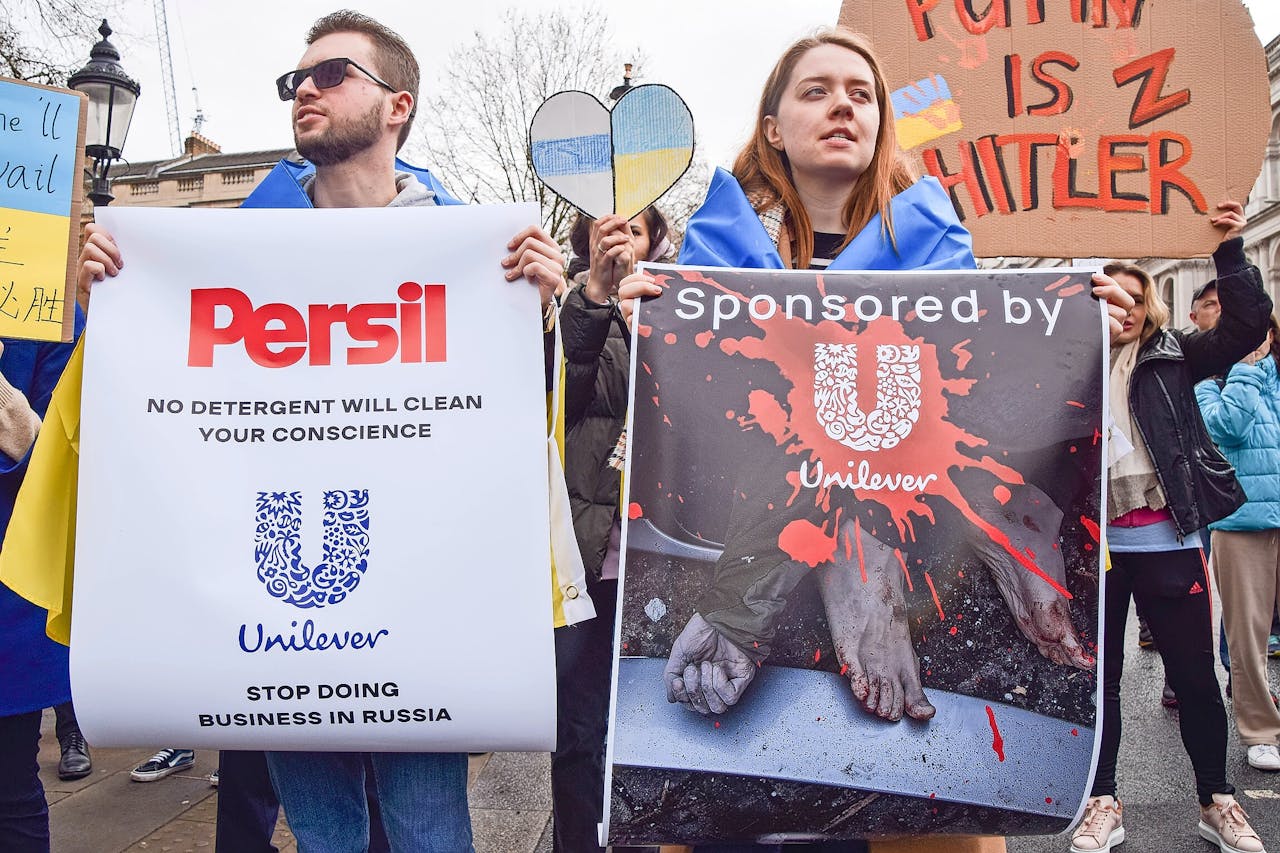 Protest tegen de Russische inval in Oekraïne deze week in Londen. De demonstranten willen dat levensmiddelenconcern Unilever de zaken in Rusland staakt.