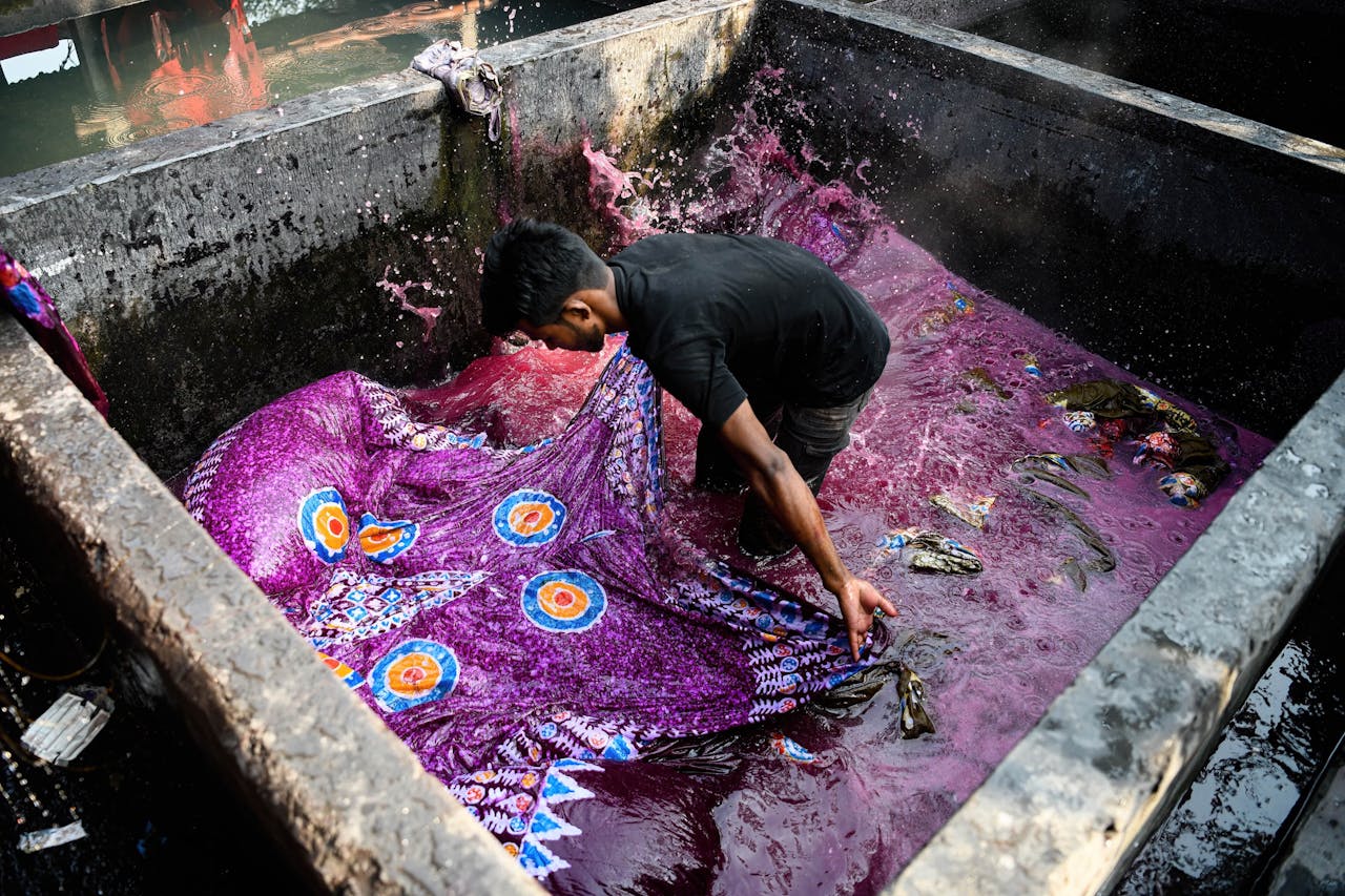 De kledingfabrieken in Bangladesh hadden de reputatie dat er onder vaak barre arbeidsomstandigheden goedkope kleren werden gemaakt, waarbij geen acht werd geslagen op gevolgen voor het milieu.