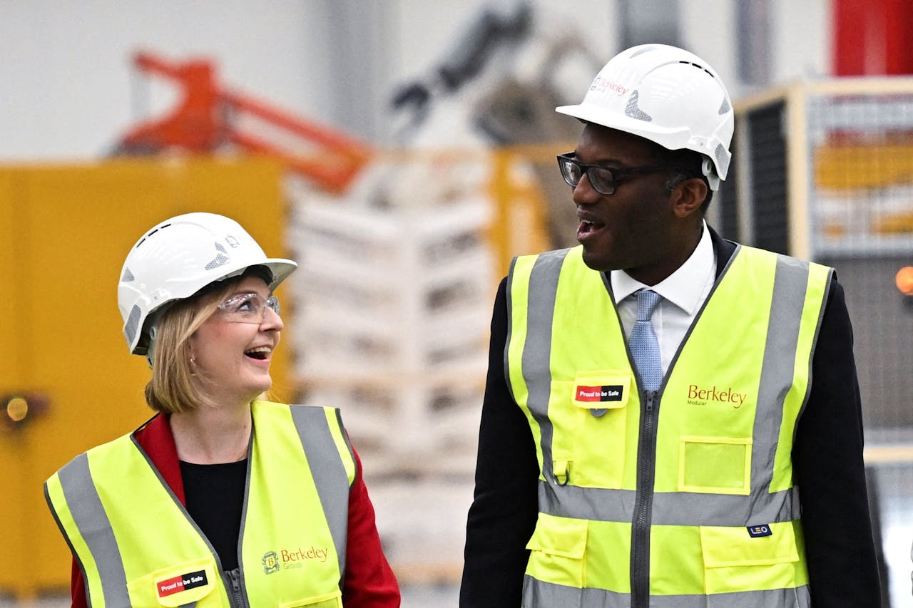 De Britse premier Liz Truss en minister van financiën Kwasi Kwarteng tijdens een werkbezoek. De minister heeft £45 mrd aan belastingverlagingen aangekondigd, bovenop peperdure energiesteun.