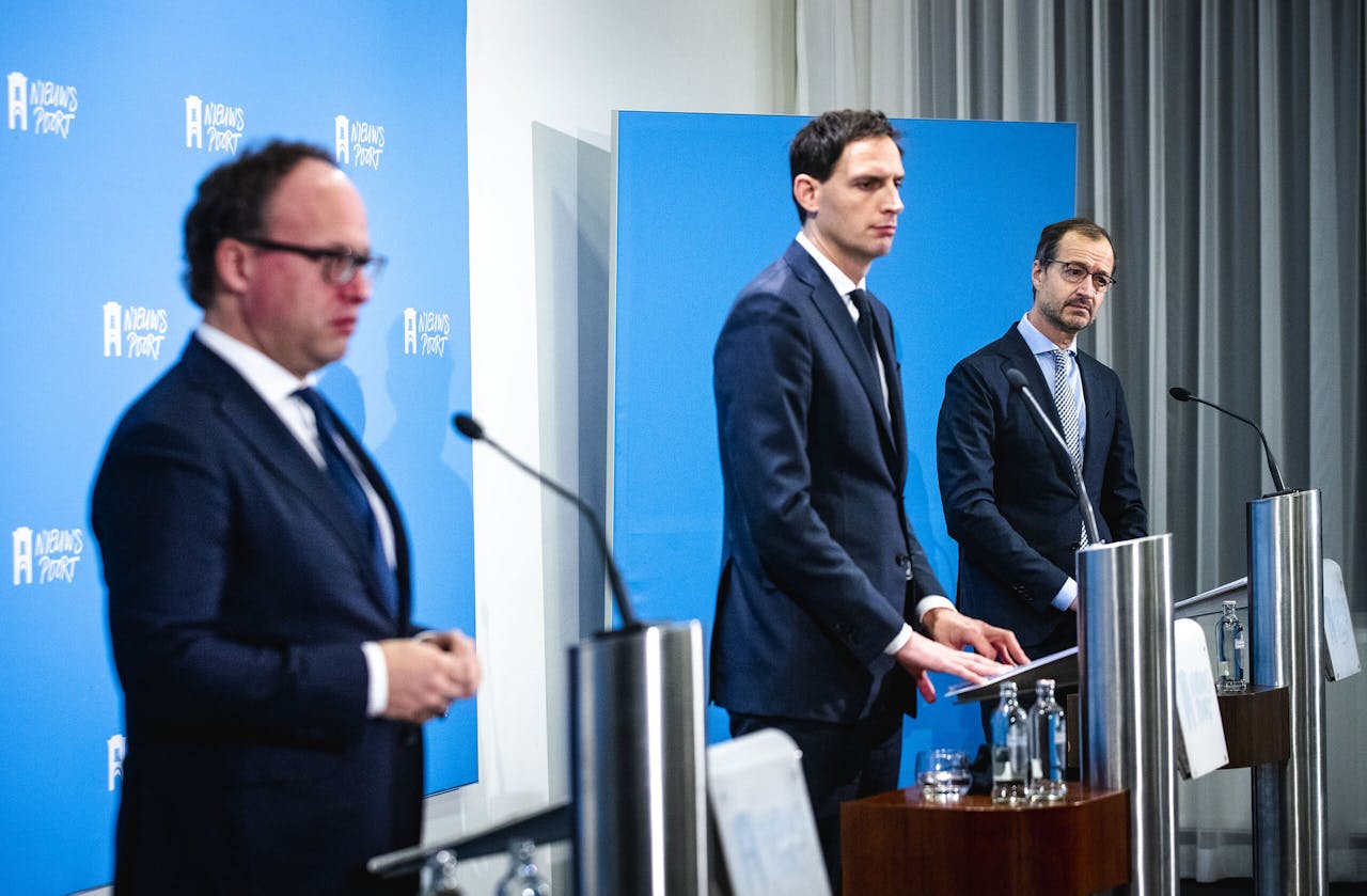 Minister Wouter Koolmees (Sociale Zaken en Werkgelegenheid), Wopke Hoekstra (Financiën) en Eric Wiebes (Economische Zaken en Klimaat) in december tijdens een persconferentie over het coronasteunpakket.
