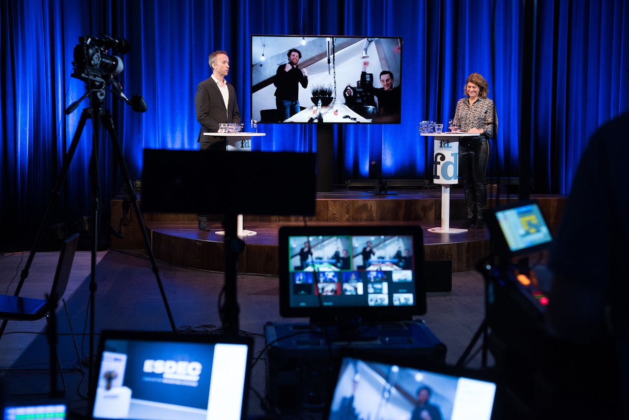 Presentatoren John van Schagen en Hella Hueck maken bekend dat Finance Club winnaar is van de landelijke top 100 bij de FD Gazellen Awards.