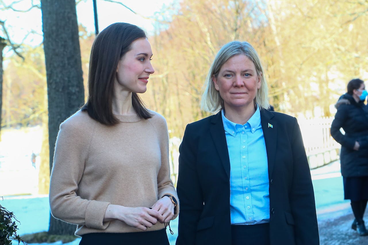 Il primo ministro finlandese Sanna Marin (a sinistra) accoglie sabato la sua collega svedese Magdalena Andersson a Helsinki.