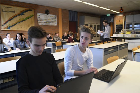 Scholieren van de Regionale Scholengemeenschap Goeree-Overflakkee krijgen les in informatica.