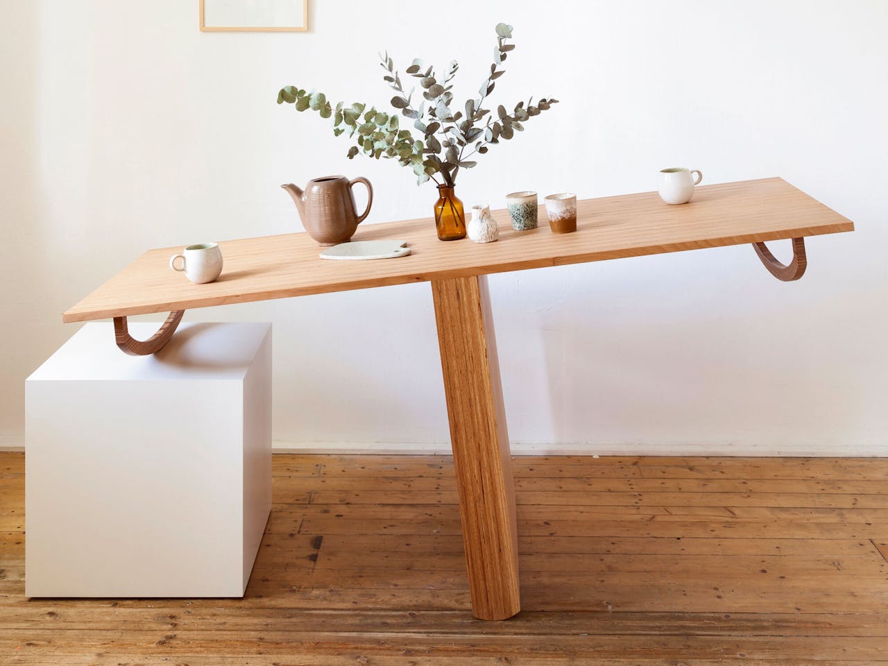 Deze tafel van Anna van Eck functioneert pas als je eraan zit.