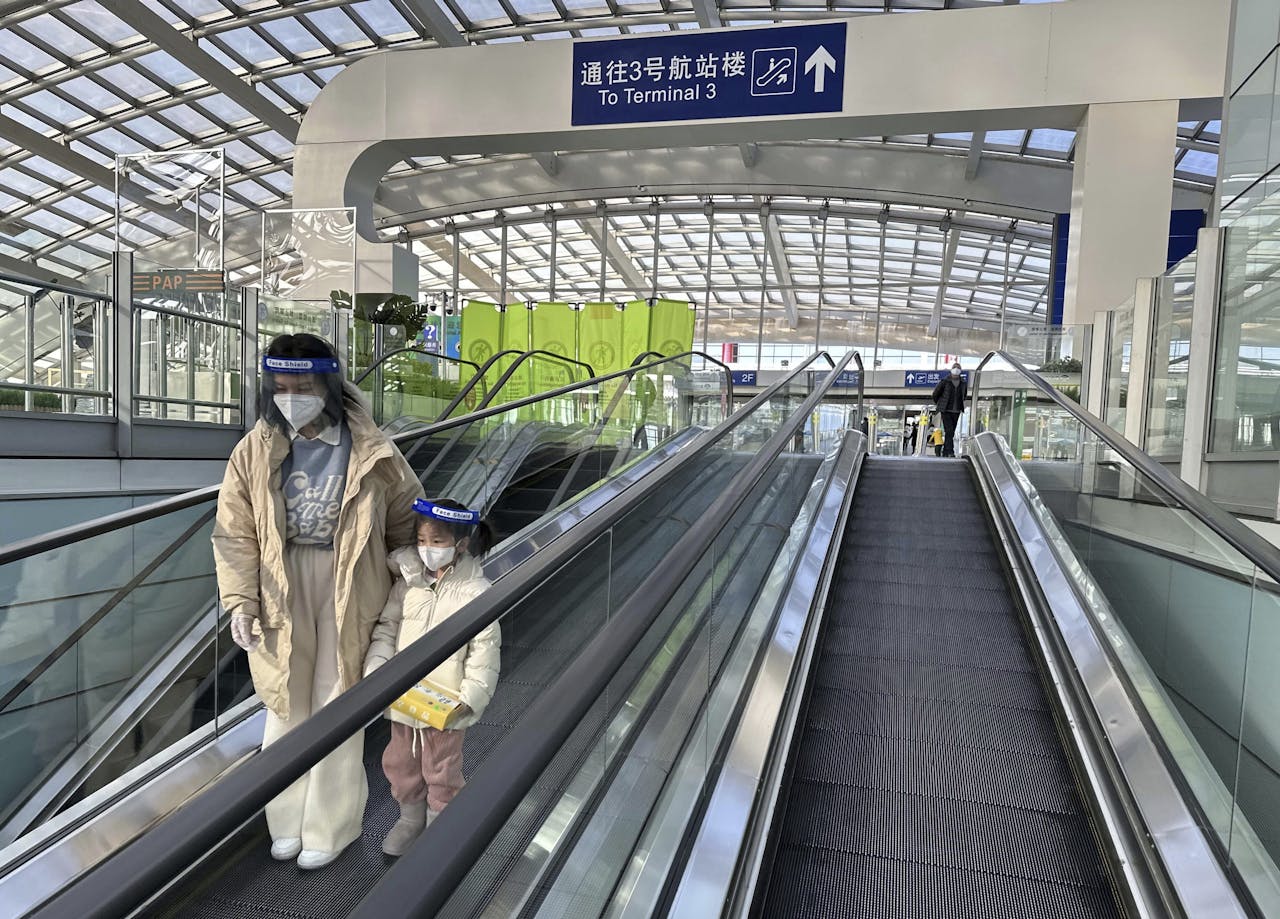 De internationale luchthaven van Peking. Het toenemend aantal besmettingen in China, dat zijn coronaregels heeft versoepeld, baart andere landen zorgen.