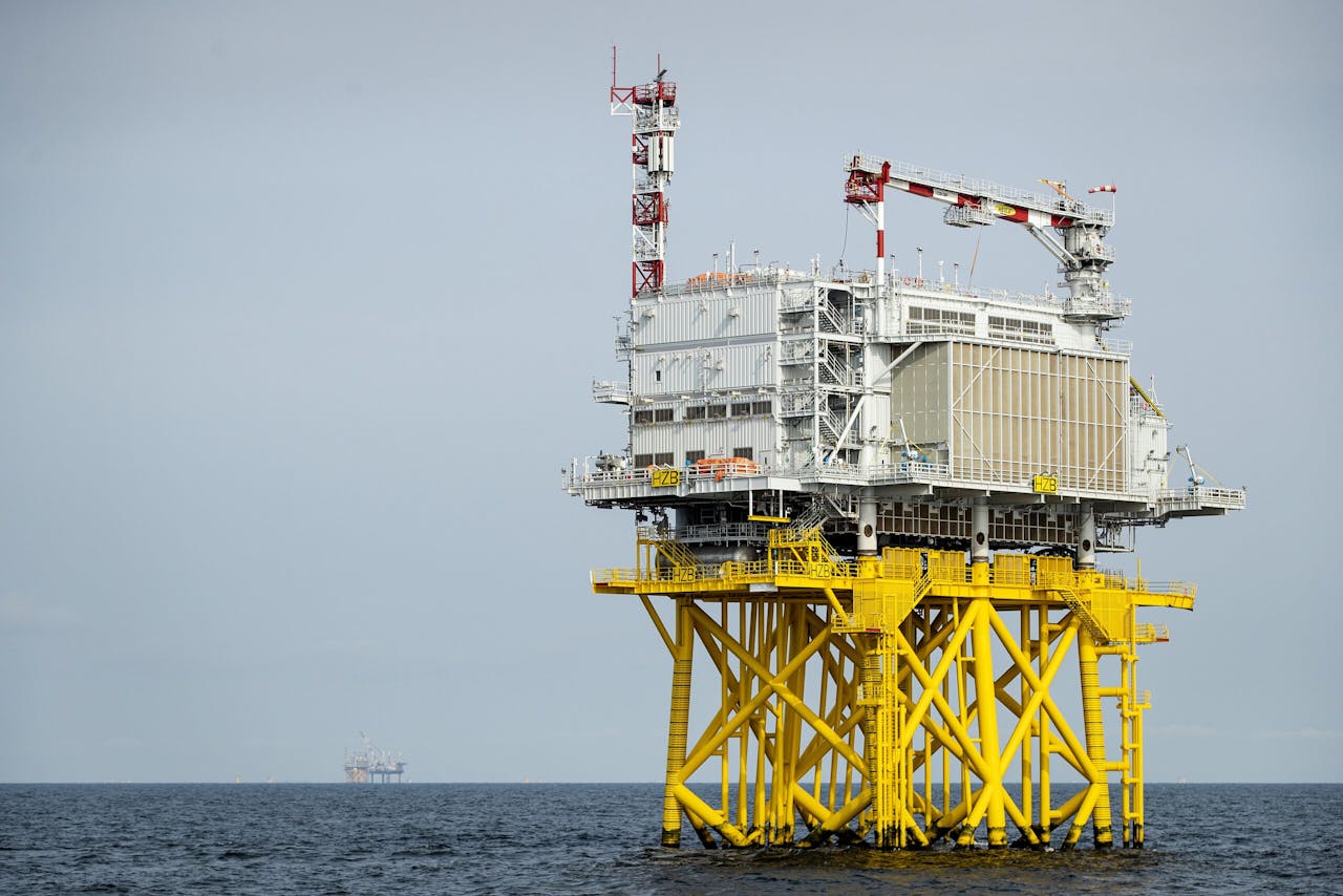 Platform Beta in de Noordzee ter hoogte van Scheveningen. In zo'n zogeheten 'stopcontact op zee' komt de stroom van windturbines samen, wordt daar omgezet en aan land gebracht.