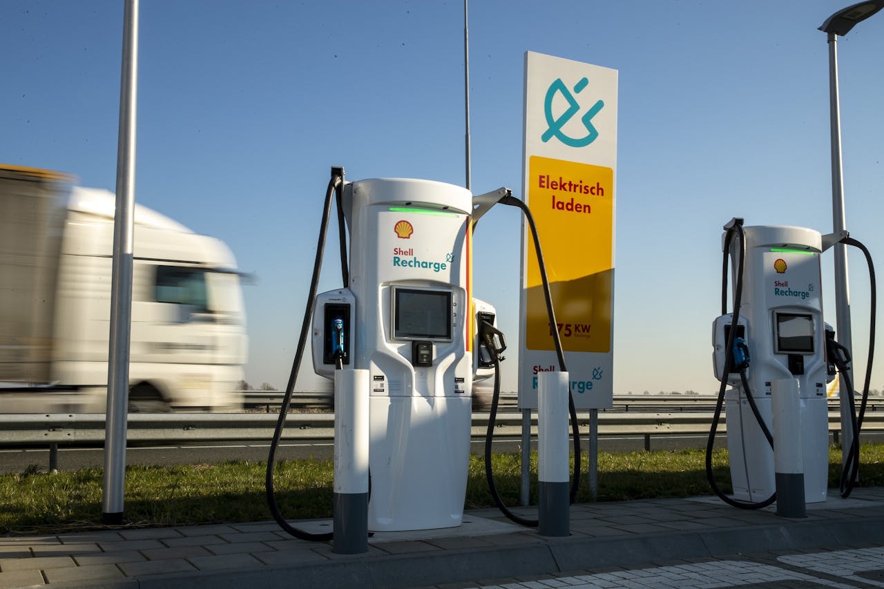 Elektrisch laden bij Shell langs de A27 bij Hank.