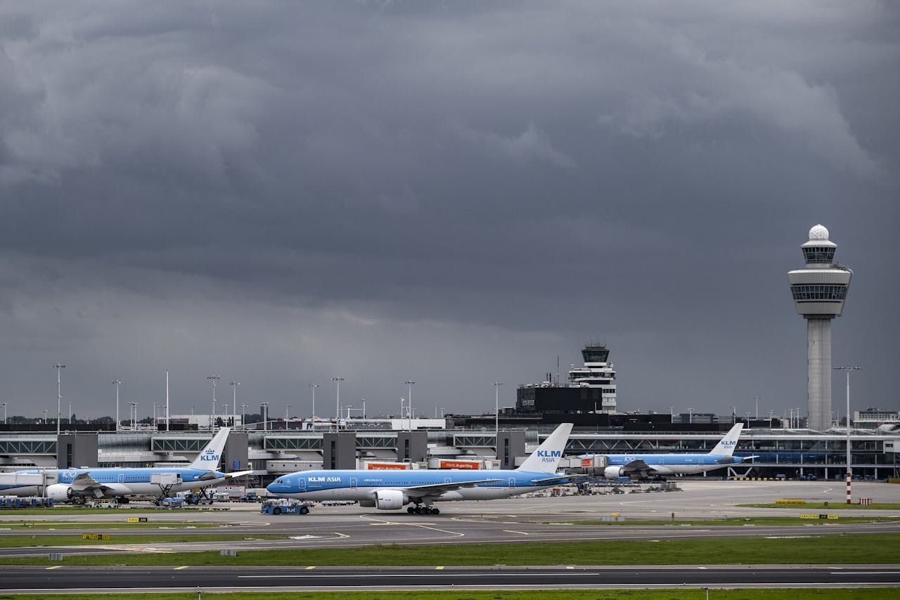KLM heeft donderdagavond op de valreep zijn herstructureringsplan aangeboden aan het kabinet.