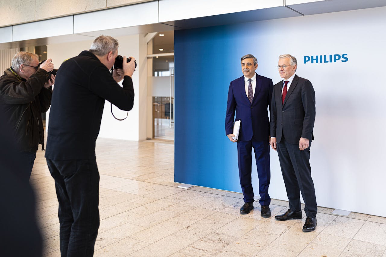Philips ceo Frans van Houten en cfo Abhijit Bhattacharya poseren voor fotografen voorafgaand aan de presentatie van de jaarcijfers dinsdag.