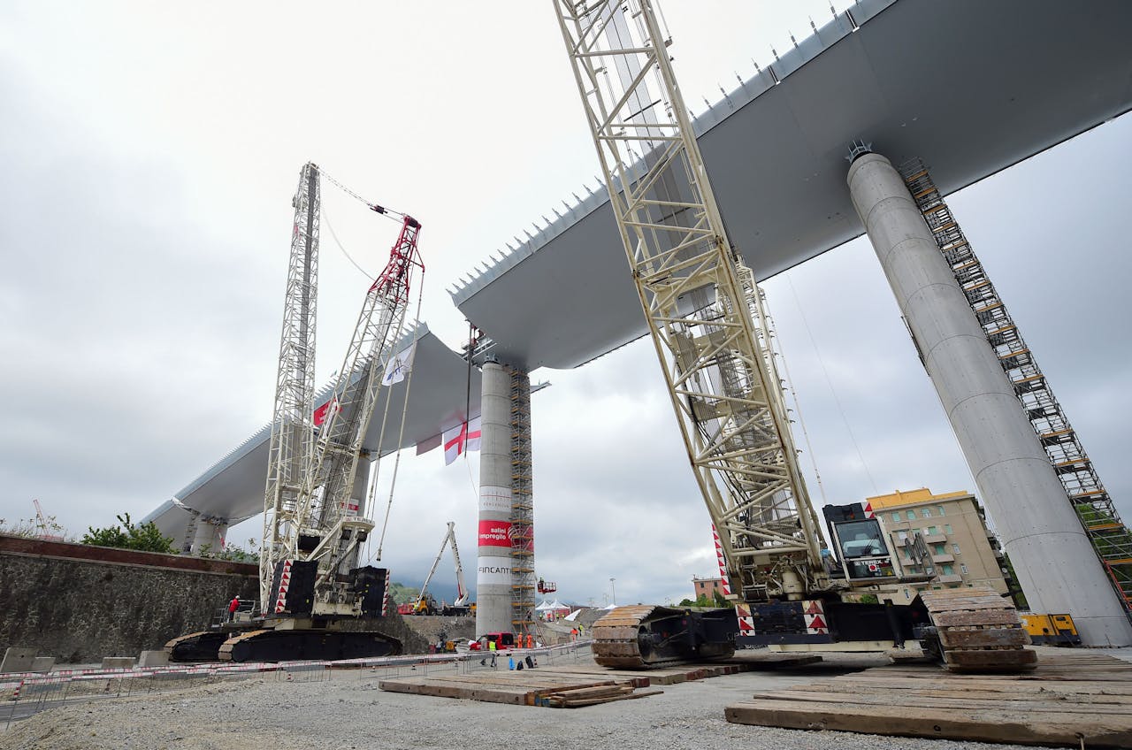 In Genua wordt de laatste hand gelegd aan een nieuwe brug ter vervanging van de in 2018 ingestorte viaduct.