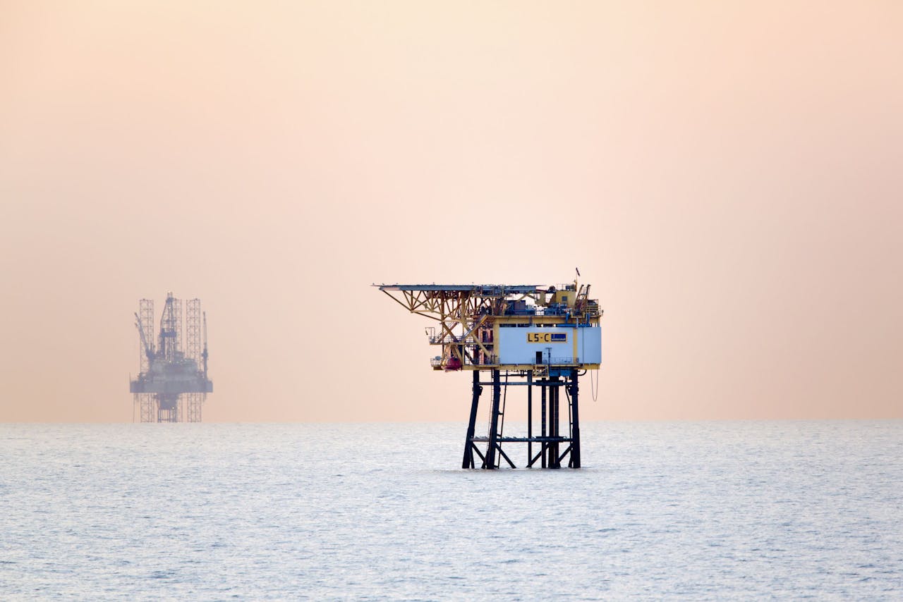 Een boorplatform voor gasproductie bij Den Helder in de Noordzee
