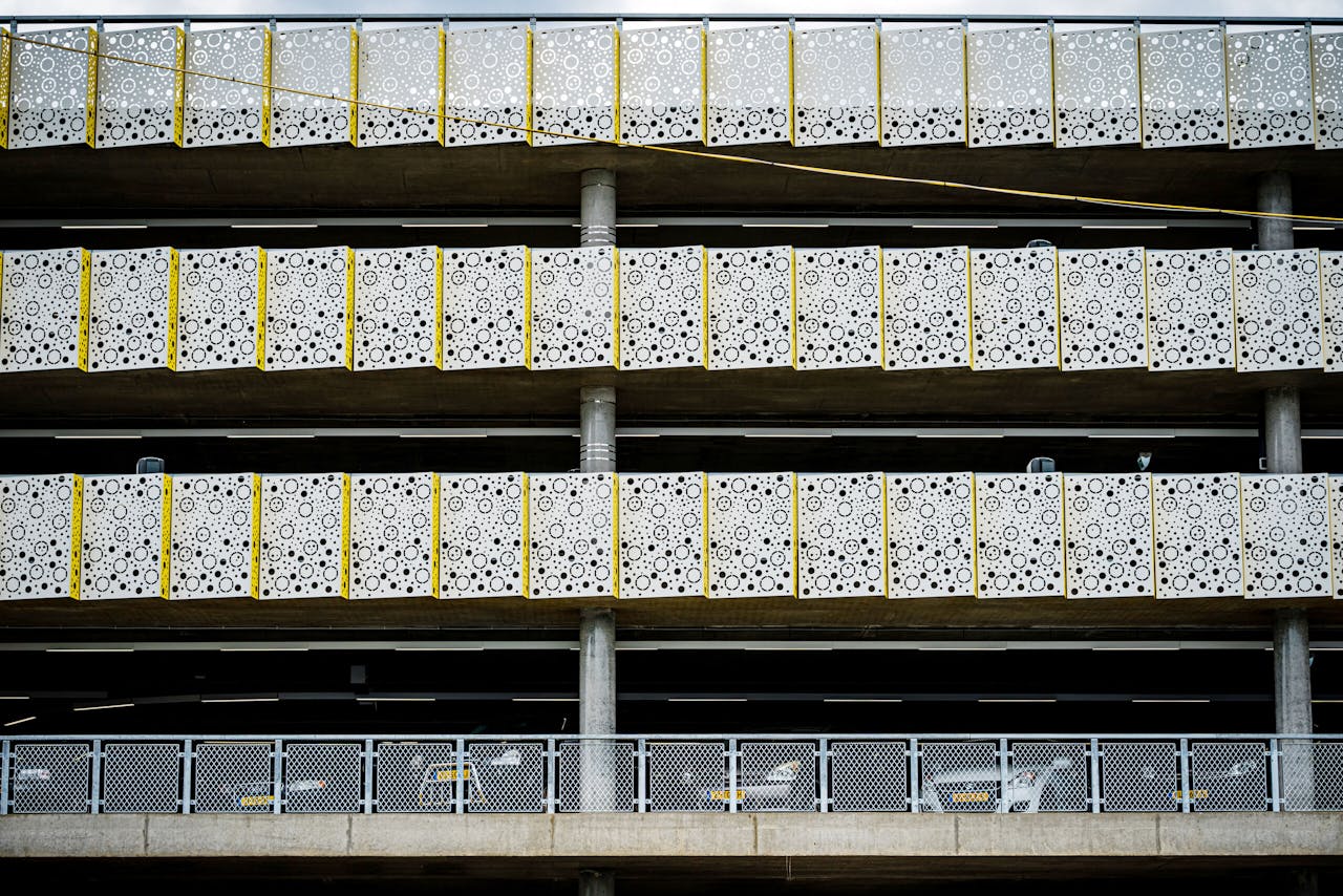 De herbouwde parkeergarage bij Eindhoven Airport. Voor EasyPark zijn contracten met parkeergarages een belangrijke groeimarkt.