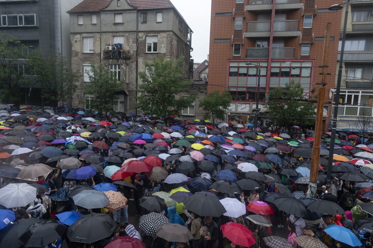 Zaterdag verzamelden betogers in Belgrado zich onder meer voor het hoofdkantoor van de Servische staatszender RTS.