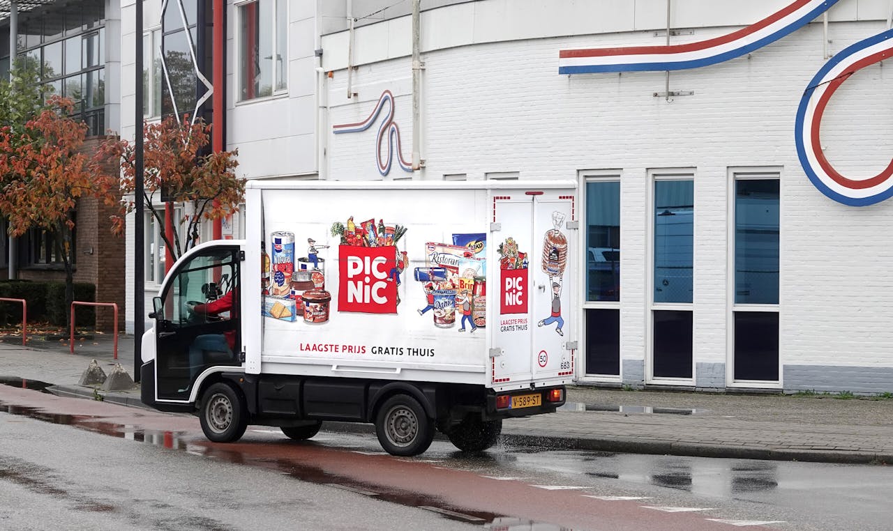 Wagentje van bezorgsupermarkt Picnic in de straten van Zaandam, de thuisstad van concurrent Albert Heijn.