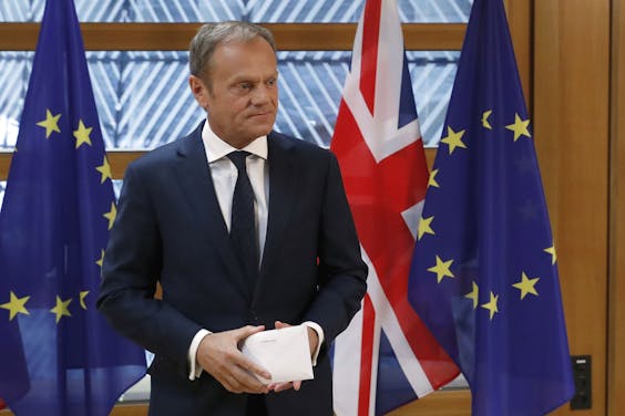 Donald Tusk, de voorzitter van de Europese Raad, direct nadat hij de brief met het Britse brexitverzoek in ontvangst heeft genomen.