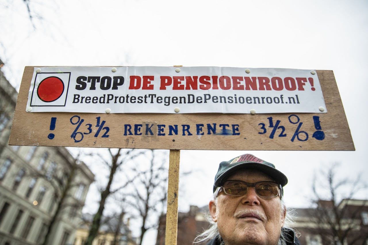 Een demonstrant op het Plein in Den Haag demonstreert tegen het indexeren van de pensioenen.